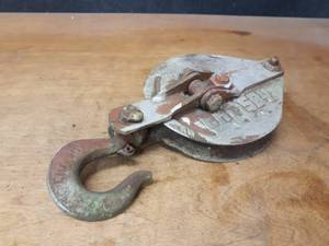 lot 1364 image: Vintage Crosby 2-Ton 6 Snatch Block - Overall about 15 x 8 x 3