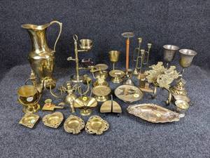 lot 1239 image: Vintage and Modern Brass and Silver Plate Dcor