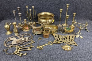 lot 1240 image: Vintage and Modern Brass Dcor
