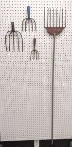 lot 1296 image: Lot of Spearfishing Spear Heads and Spear
