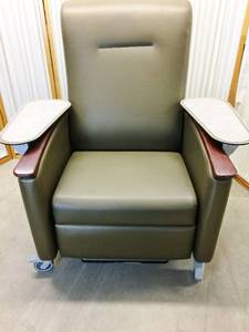 MSRP $2400 WINCO Designer Series Comfort Carecliner Extra-Wide Clinical Care Recliner Resident Patient Recovery Geri Chair 450Lb. Capacity With Double Sided Trays, Wood Trim &amp Dual Swingaway Arms For Easy Wheel Chair Access - Excellent Condition