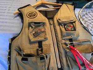 lot 656 image: Stearns Fishing Life Vest, Tackle Box and Net