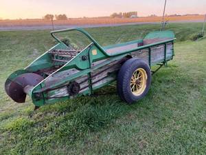 lot 2 image: John Deere Model R Ground Driven Manure Spreader in working order