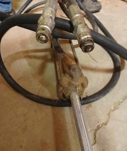lot 5 image: 2-Way Hydraulic Cylinder with Approx. 15-foot Hoses, Is in Good Condition