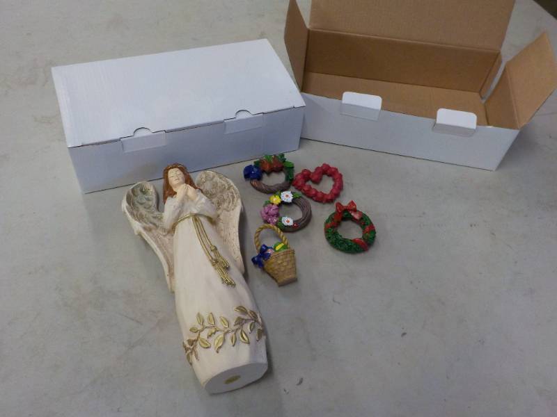 2 Sets of Angels and 5 Wreaths - an...