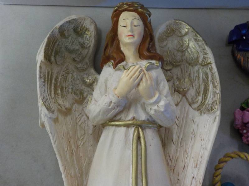 2 Sets of Angels and 5 Wreaths - an...