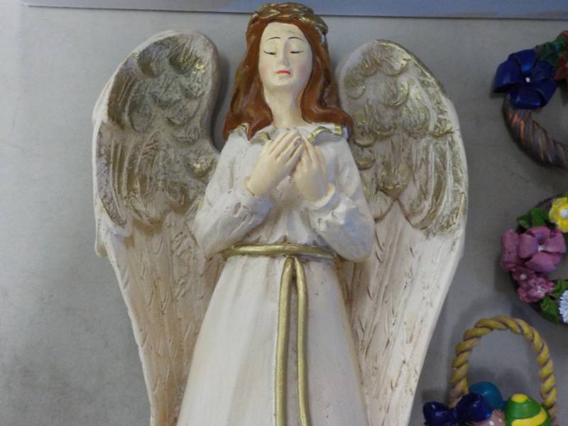 2 Sets of Angels and 5 Wreaths - an...