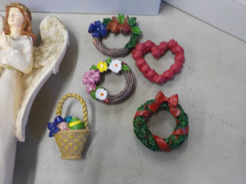 2 Sets of Angels and 5 Wreaths - an...