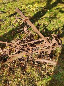 lot 4 image: Antique Farm Implement