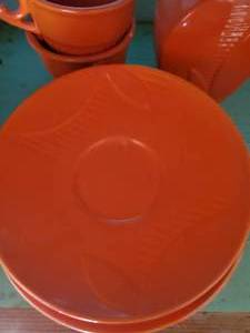 lot 46 image: Vintage Redwing Orange Pottery Set