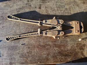 lot 101 image: Antique Manco Bolt Cutters