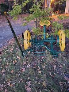 lot 2 image: Antique Farm Implement