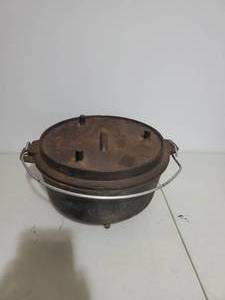 lot 148 image: Vintage Cast Iron Dutch Oven