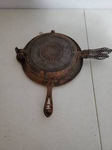 lot 7 image: Fanner MFG Co. Antique Waffle Maker