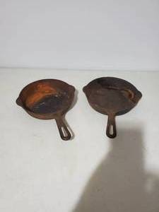 lot 151 image: 2 Vintage Griswold Number 5 Cast Iron Skillets