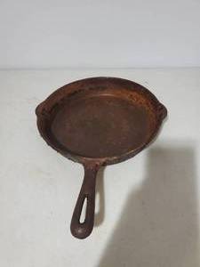 lot 152 image: Vintage Findlay Number 9 Cast Iron Skillet