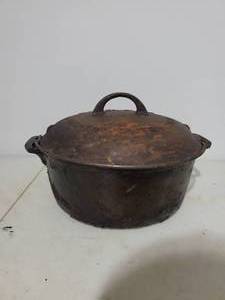 lot 147 image: Vintage Griswold Number 8 Cast Iron Dutch Oven