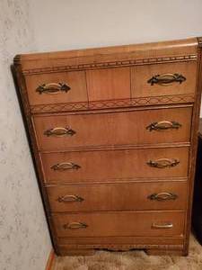 lot 302 image: Vintage 5 Drawer Chest Style Dresser
