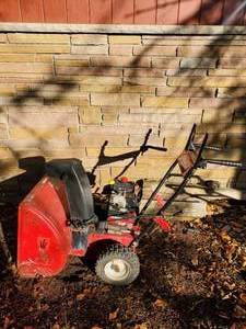 lot 171 image: Yard Machine 22 Snowblower