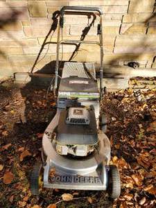 lot 172 image: John Deere Lawnmower