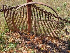 lot 207 image: Collection of Metal Yard Art