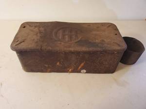 lot 328 image: Vintage International Harvester Tractor Toolbox