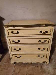 lot 334 image: Vintage Four Drawer Chest Style Dresser
