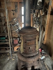 lot 10 image: Round Oak Antique Potbelly Stove