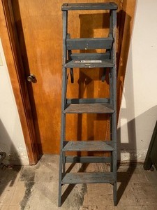 lot 362 image: Keller 5 ft Wood Ladder