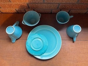 lot 343 image: Six Vintage Teal Dishes