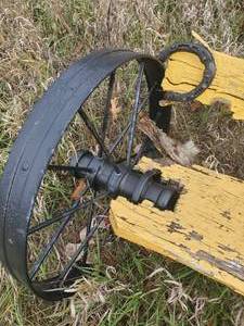 lot 430 image: Homemade Wagon Wheel Bench