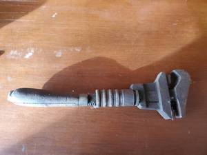 lot 439 image: Vintage 15.5 Wood Handled Pipe Wrench
