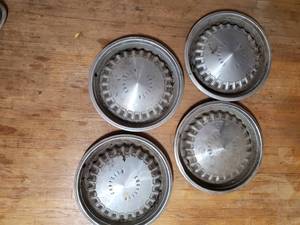 lot 462 image: Four Vintage Chrysler Hubcaps