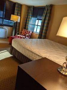 lot 44 image: Room 1520. King Bed, Mini Fridge,  Night Stands, Marble Ledge, 42 LG, Small Safe, and More
