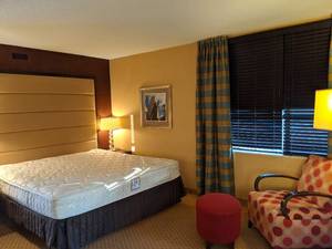 lot 66 image: Room 1421. King Bed, Mini fridge, Pedestal Sink, TV 42 LG, Small Safe, & More