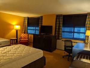 lot 118 image: Room 1109. 2 Full Beds, Marble Circle Nightstand, TV 42 LG, Small Safe, & More
