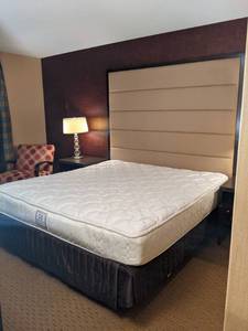 lot 43 image: Room 1519. King Bed, Light Bar, Pedestal Sink, 42 LG, Small Safe, & More