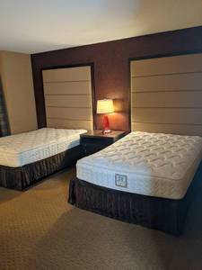 lot 46 image: Room 1401. 2 Full Beds, Mini fridge, Pedestal Sink, TV 42 LG, Small Safe, & More