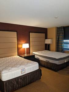 lot 47 image: Room 1400. 2 Full Beds, Mini fridge, Pedestal Sink, TV 42 LG, Small Safe, & More