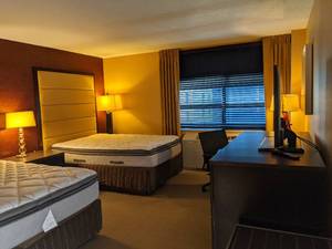 lot 147 image: Room 1018. 2 Full beds, TV LG 42, Desk, Mirrors, Lamps, Luggage Bench, and More