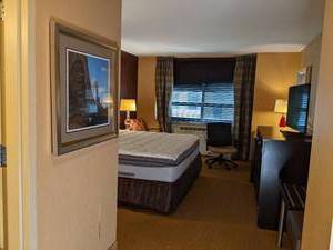 lot 146 image: Room 1017. King bed, TV LG 42, Lamps, Luggage Bench, Desk, Chair, Small Safe and More