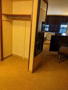 lot 26 image: Room 1500. 2 Full Beds, Mini fridge, TV 42 LG, Small Safe, Framed Artwork, Etc. 