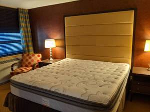 lot 75 image: Room 1307. King Bed, Pedestal Sink, TV 42 LG, Small Safe, Bathroom Vanity, Luggage Bench, Etc. 