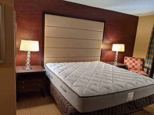 lot 4 image: Room 1603. King Bed, Pedestal Sink, TV 42 LG, Small Safe, & More