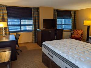 lot 81 image: Room 1316. 2 Full Beds, Flatscreen 42 LG, Small Safe, Luggage Bench, Lamps and Lighting, Etc. 