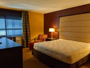 lot 82 image: Room 1315. King Bed, Pedestal Sink, TV 42 LG, Small Safe, & More