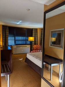 lot 107 image: Room 1220 King Bed, Mini Fridge, TV 42 LG, Small Safe, Mirrors, Pedestal Sink, and More