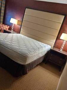 lot 33 image: Room1507. King Bed, Pedestal Sink, TV 42 LG, Small Safe, & More