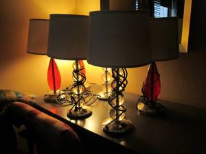 lot 164 image: Room 914. Bonus Room with Extra Curtains, King Bed, 3 TVs, 9 Lamps, 2 Chairs and Ottomans, Blinds, Etc.