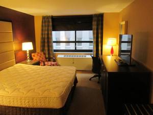 lot 132 image: Room 1003. King Bed, Pedestal Sink, TV 42 LG, Small Safe, & More